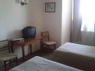 Отель Hotel Triumf Бухарест Двухместный номер с 2 отдельными кроватями и душем-3