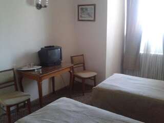 Отель Hotel Triumf Бухарест Двухместный номер с 2 отдельными кроватями и душем-7